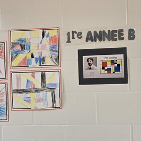 atelier de dessins, affichés sur le mur de l'écolee